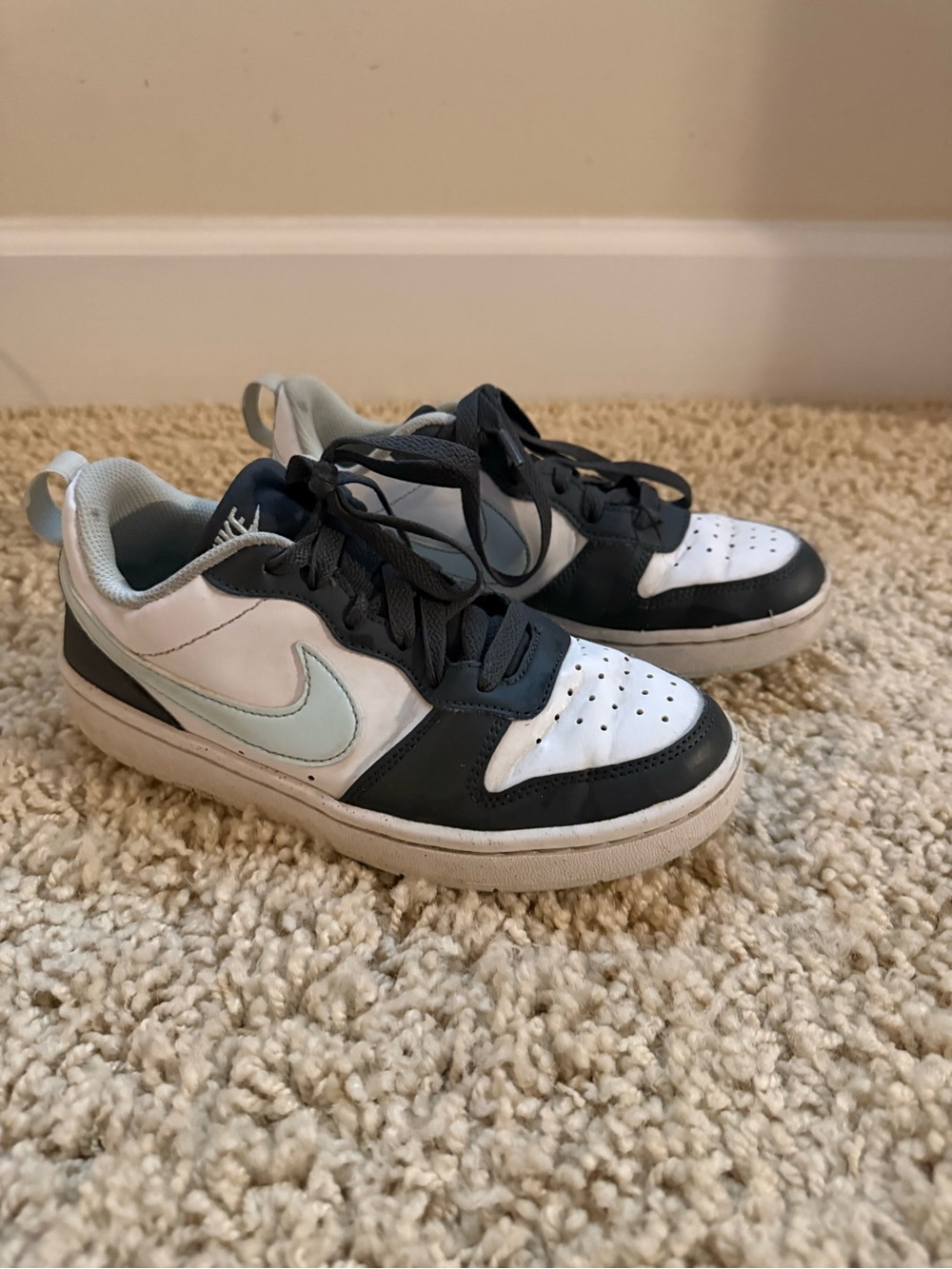Nike Kids Low-Top Sneakers in White, Navy & Light Blue